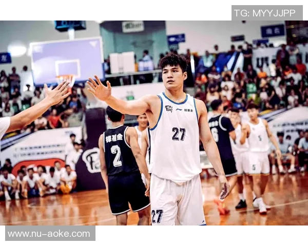 篮球与足球巨星跨界互动：两大运动领域的精彩碰撞与默契合作